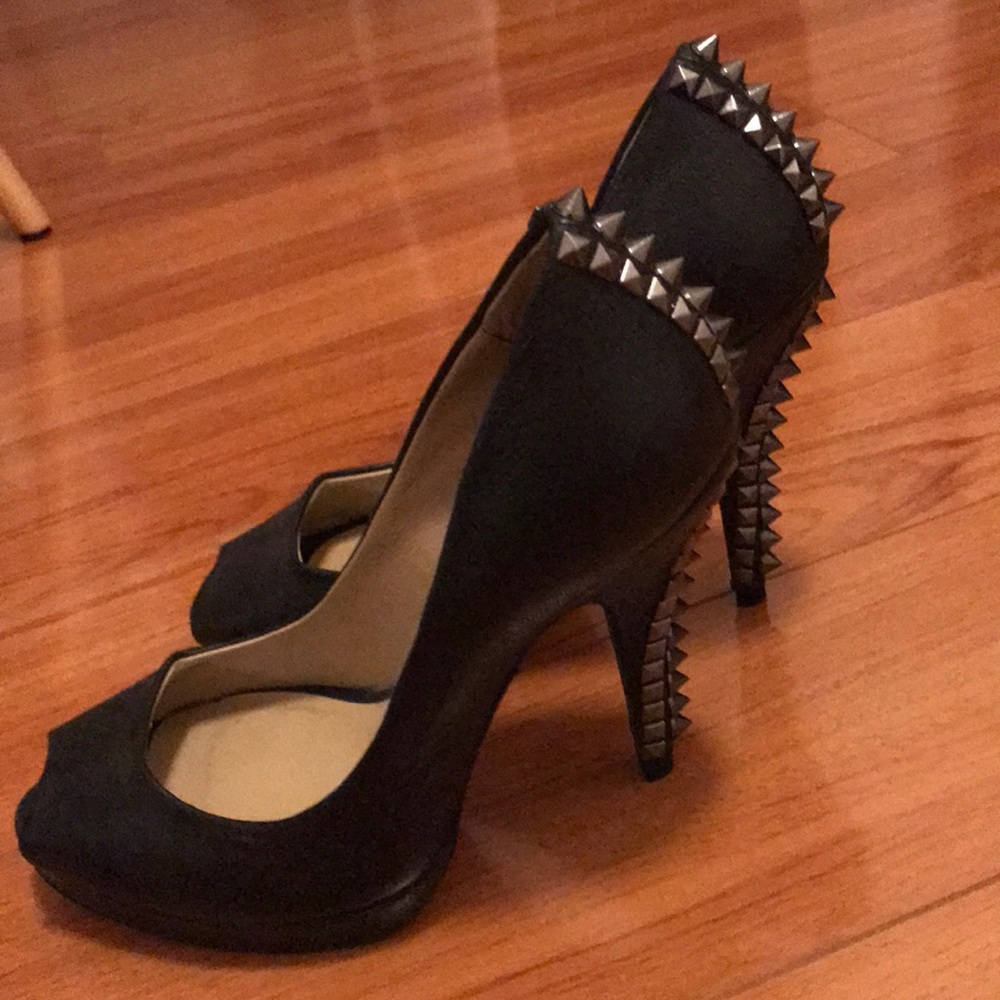 BCBG Maxazria black leather peep toe pumps